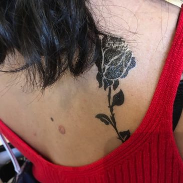 fleur rose noire en tatouage