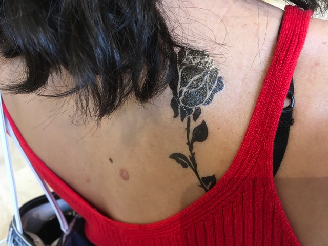 fleur rose noire en tatouage